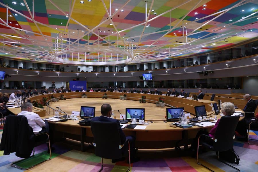 União Europeia aprova pacote de R$ 267 bilhões para Ucrânia, na guerra contra a Rússia