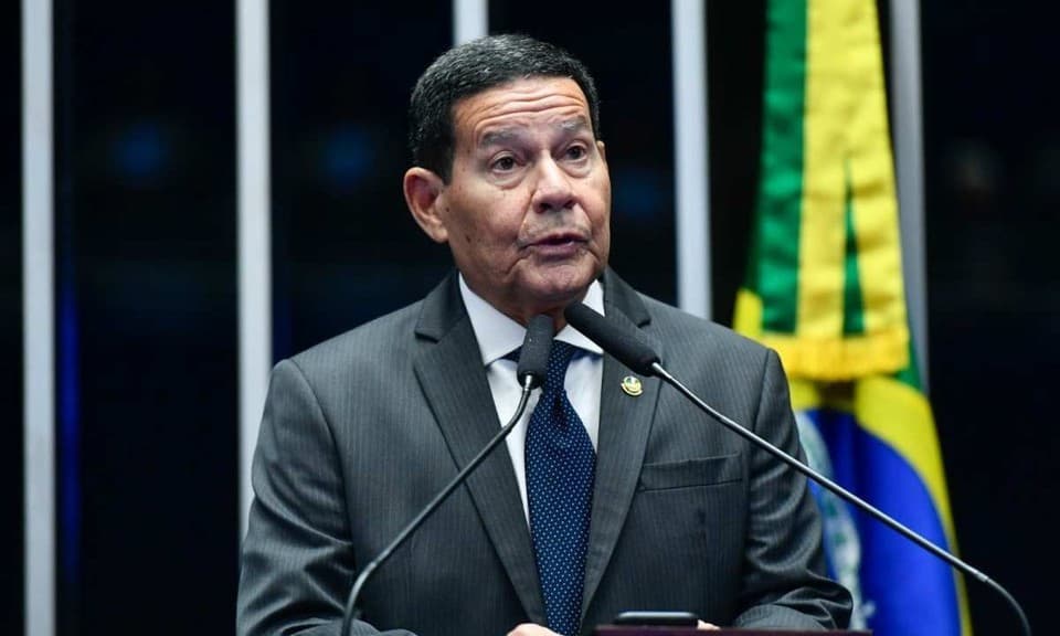 Mourão pede para Lula &#8216;vestir as sandálias da humildade&#8217; por não negociar tarifaço com Trump