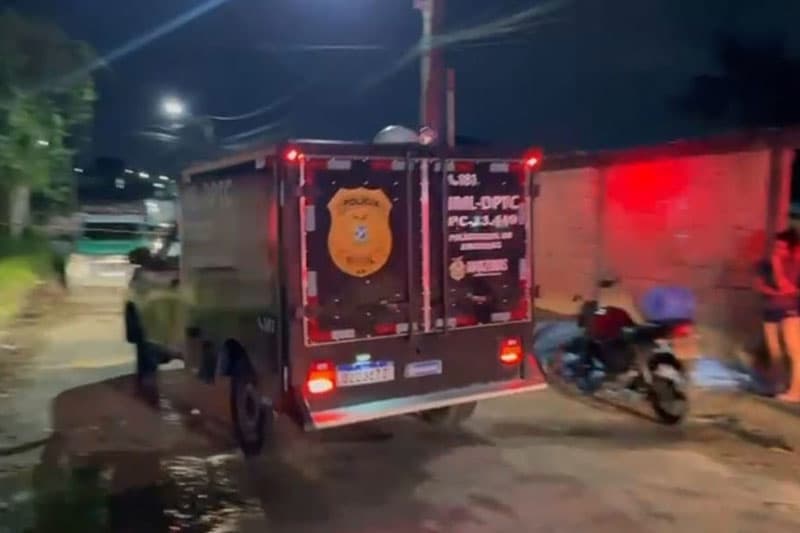Homem morre após colidir moto violentamente contra muro em Manaus