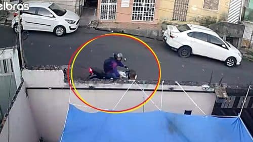 VÍDEO: Motociclista rende homem com celular na porta de casa, em Manaus