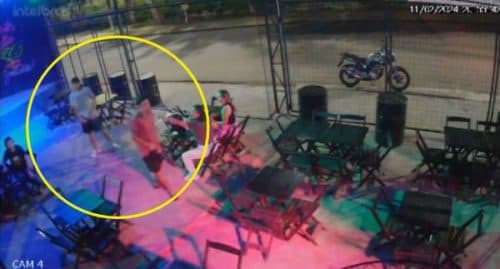 VÍDEOS: Dupla assalta clientes, rende funcionários de bar e foge com moto, em Manaus