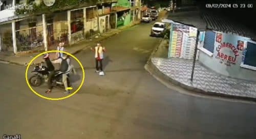 VÍDEO: Dupla em moto assalta e aterroriza trabalhadores no Alvorada, em Manaus