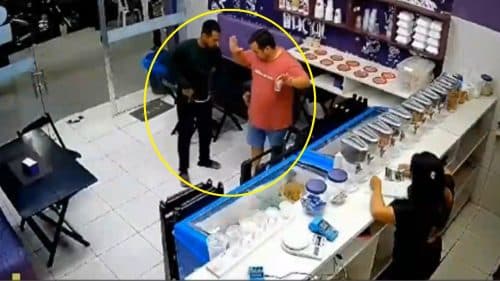 Vídeos mostram momento em que loja de açaí é assaltada, em Manaus