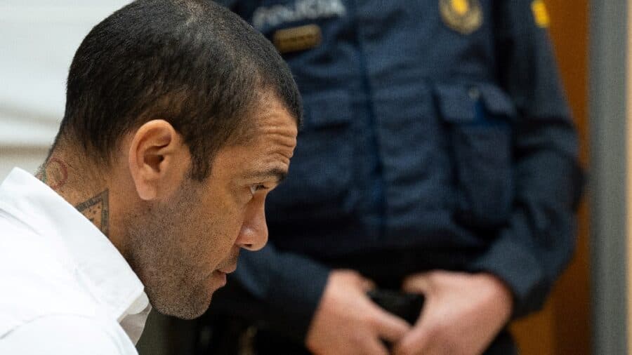 Daniel Alves é condenado a 4 anos e 6 meses de prisão e terá que pagar indenização; veja valor