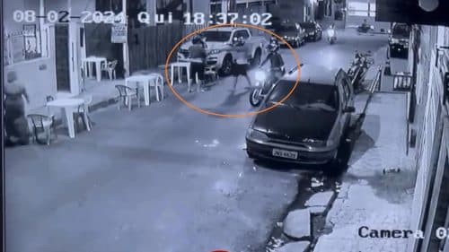 VÍDEO: Dupla em moto rende clientes de lanchonete e rouba celulares, no Alvorada, em Manaus