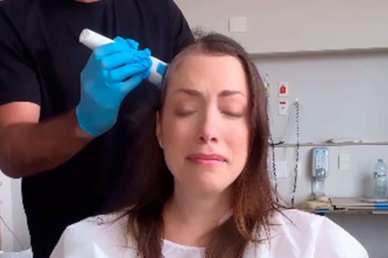 VÍDEO: Fabiana Justus se emociona raspando os cabelos na luta contra leucemia