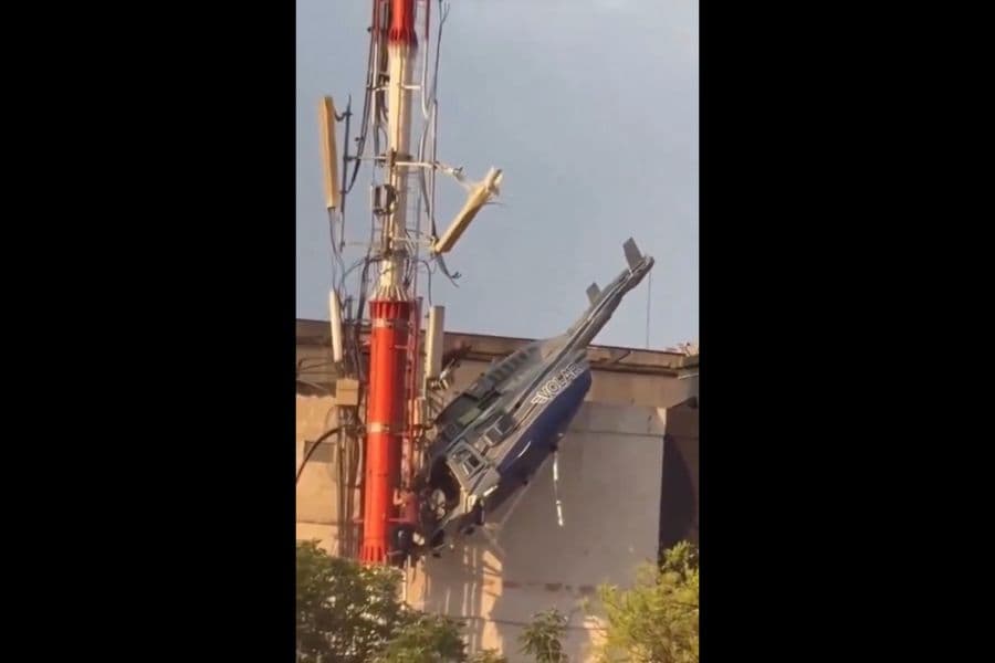 VÍDEO: Helicóptero com turistas cai após decolar e fica preso em antena, na Colômbia