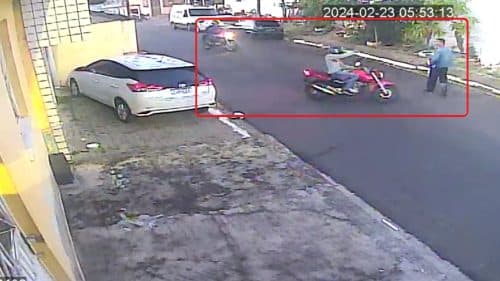VÍDEO: Dupla em moto surpreende homem no meio da rua e rouba celular, em Manaus