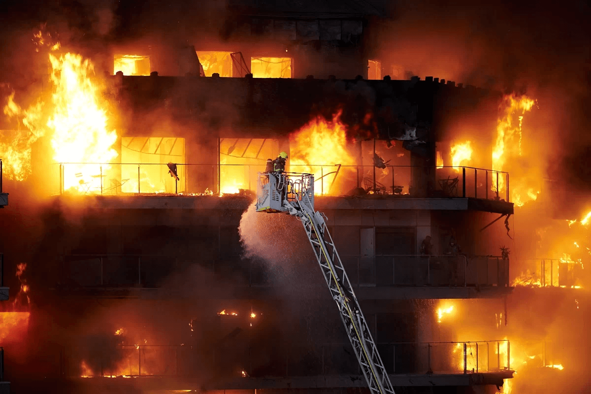 Incêndio em prédio residencial deixa ao menos 4 mortos e dezenas de feridos, na Espanha