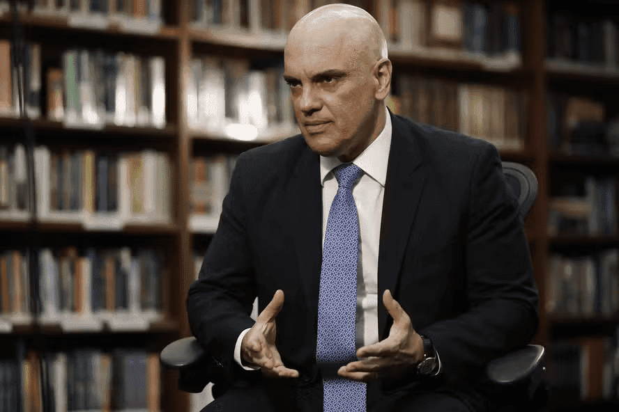Moraes defende punição às big techs que induzirem voto e regulamentação das redes sociais