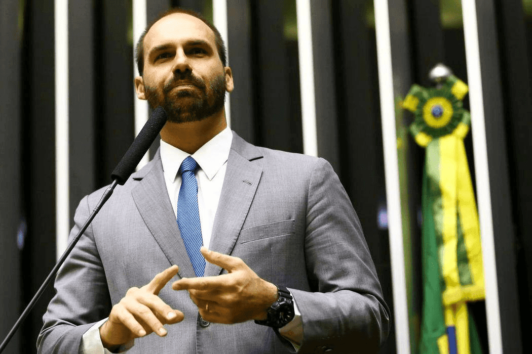&#8220;A política do Brasil hoje é feita no Supremo Tribunal Federal&#8221;, diz Eduardo Bolsonaro após operação da PF