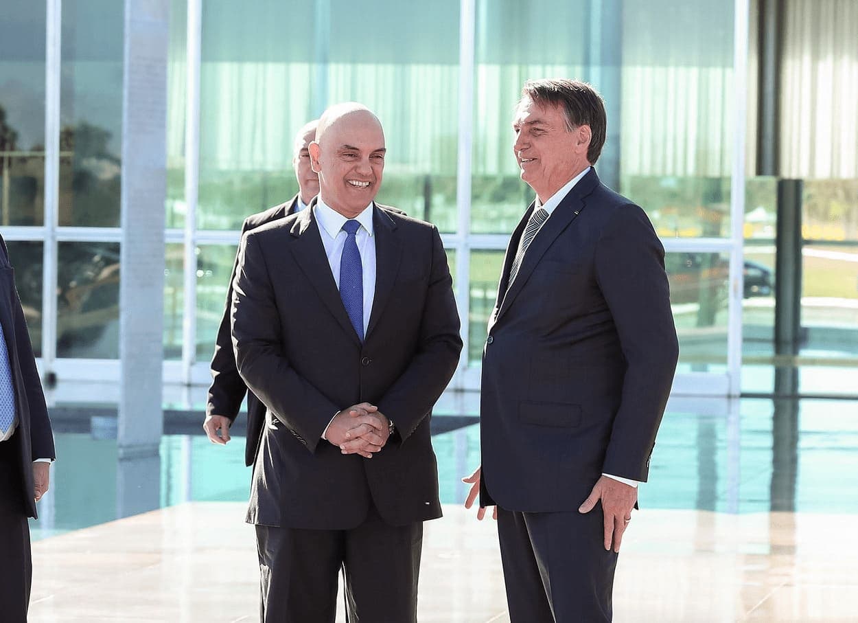 Defesa de Bolsonaro alega parcialidade e quer afastamento de Moraes de inquérito