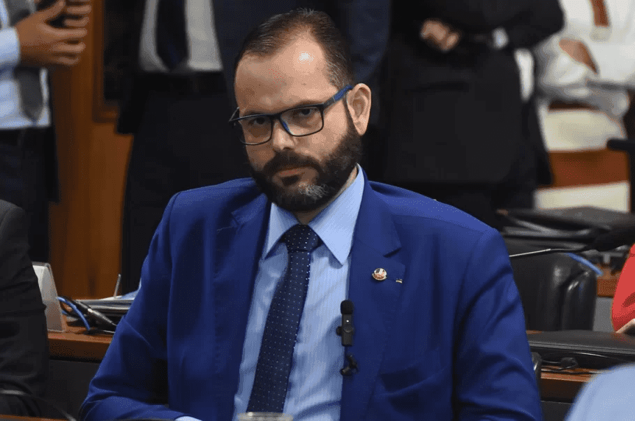 Senador quer ampliar imunidade parlamentar para frear PF no Congresso
