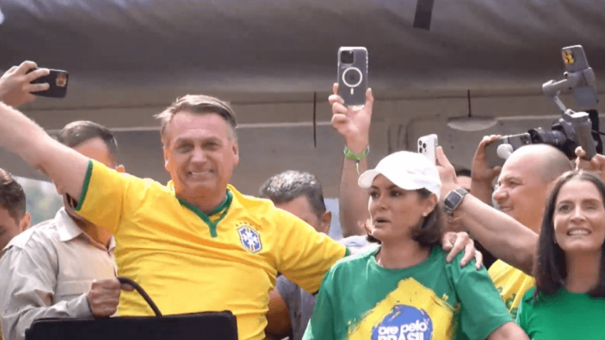 ‘Não desistam do nosso país’, diz Michelle Bolsonaro em oração na Paulista