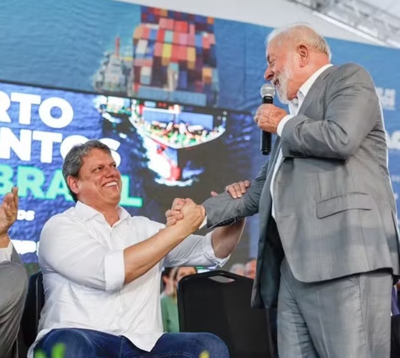 “Cada vez mais para perto”: Lula elogia Tarcísio para tentar atrair Republicanos; veja vídeo