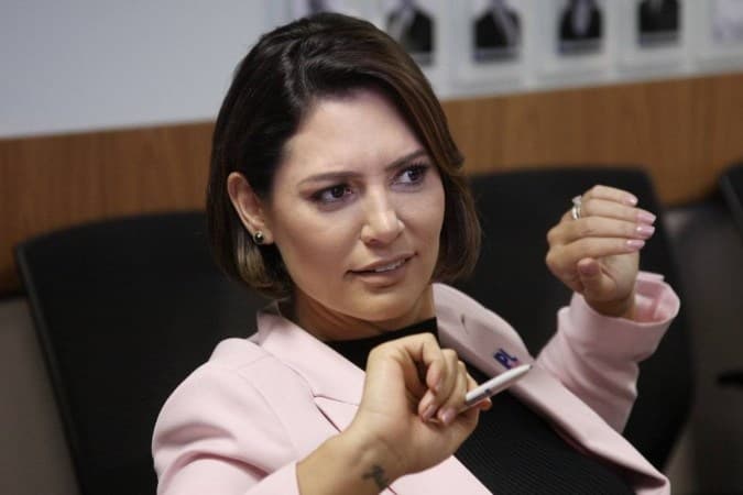 Michelle liga para aliados de Bolsonaro e pede que evitem procurá-lo durante período de repouso médico, diz site