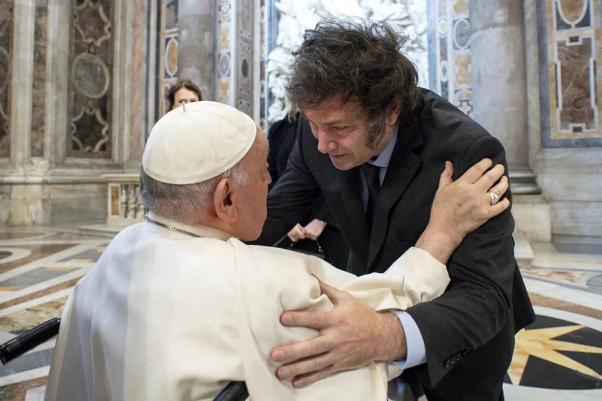 Milei abraça Papa Francisco em canonização após chamar pontífice de &#8220;imbecil&#8221;