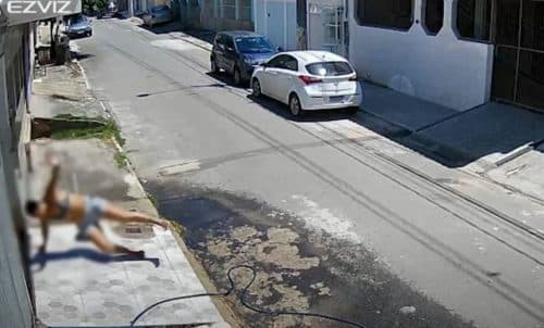 VÍDEO: Mulher escorrega, bate cabeça e fica desacordada