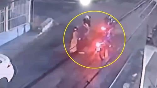 VÍDEO: Assaltantes encurralam casal e roubam motocicleta, em Manaus