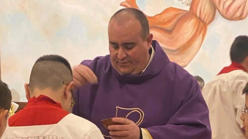 Padre recebe cálice envenenado durante missa após se manifestar contra máfia