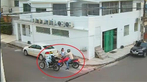 VÍDEO: Dupla rende estudante a caminho da escola e rouba celular, em Manaus
