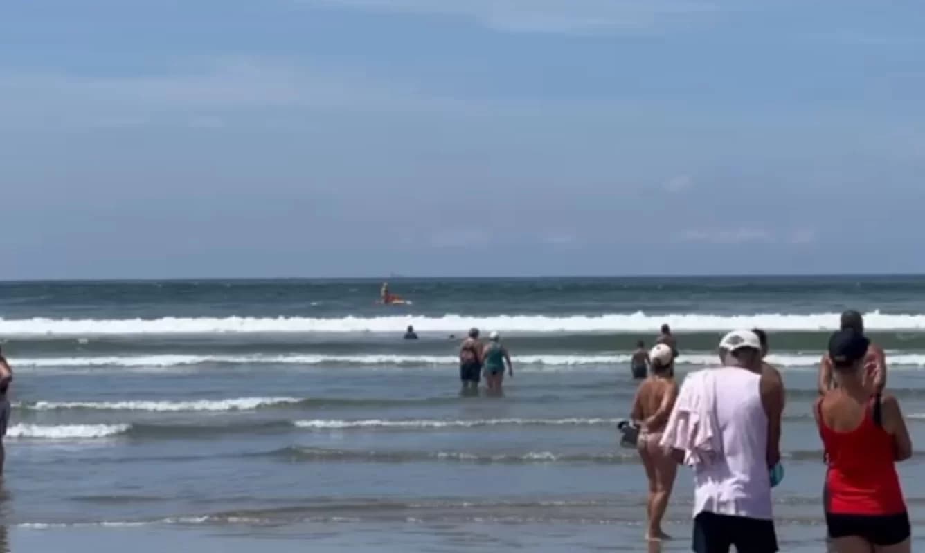 Turista desaparece após entrar no mar com prancha de isopor em SP