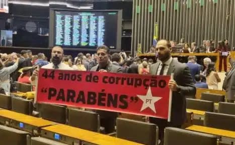 Sessão de aniversário de 44 anos do PT termina em confusão na Câmara