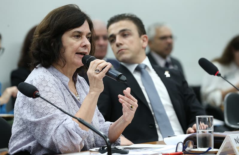 Ministra da Saúde limita emendas para combate à dengue e irrita deputados