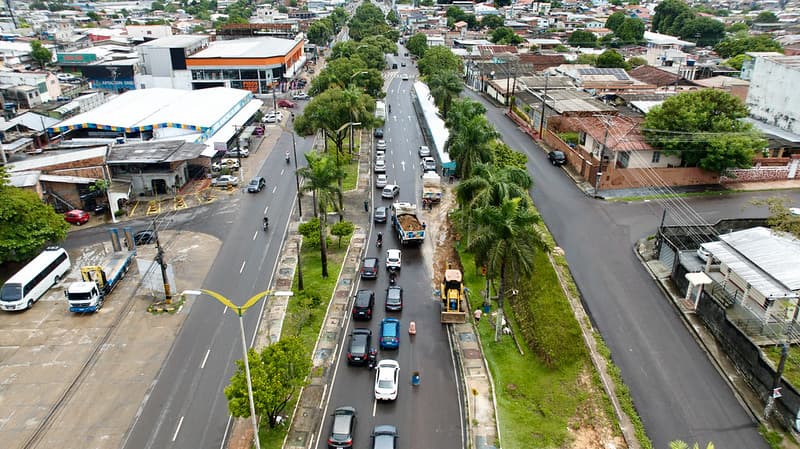 Avenida General Rodrigo Otávio passa por obra de alargamento e implantação de nova pista, em Manaus
