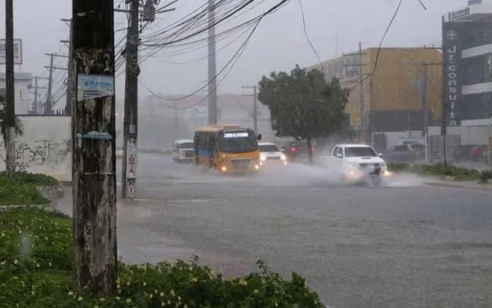 Prefeitura de Manaus atua em pronta-resposta a seis ocorrências após chuvas