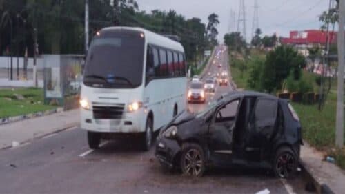 Motorista perde controle de carro e bate em canteiro central, em Manaus