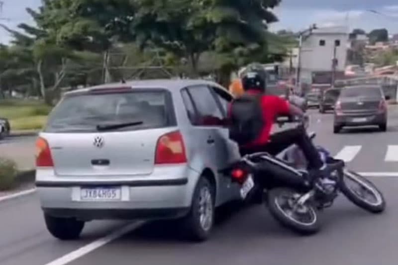 Sem distância segura, veículos se envolvem em acidente na zona Norte de Manaus