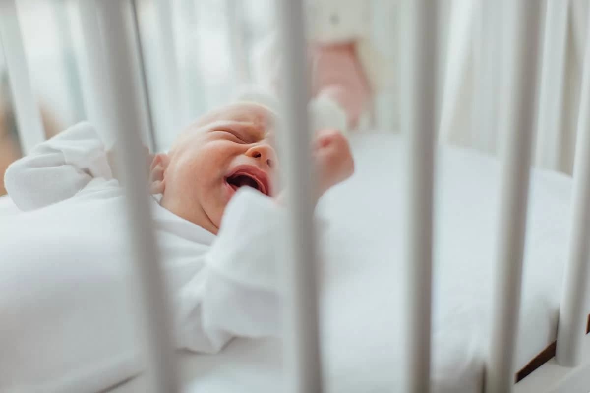 Casal coloca filha para adoção alegando não combinar com a família