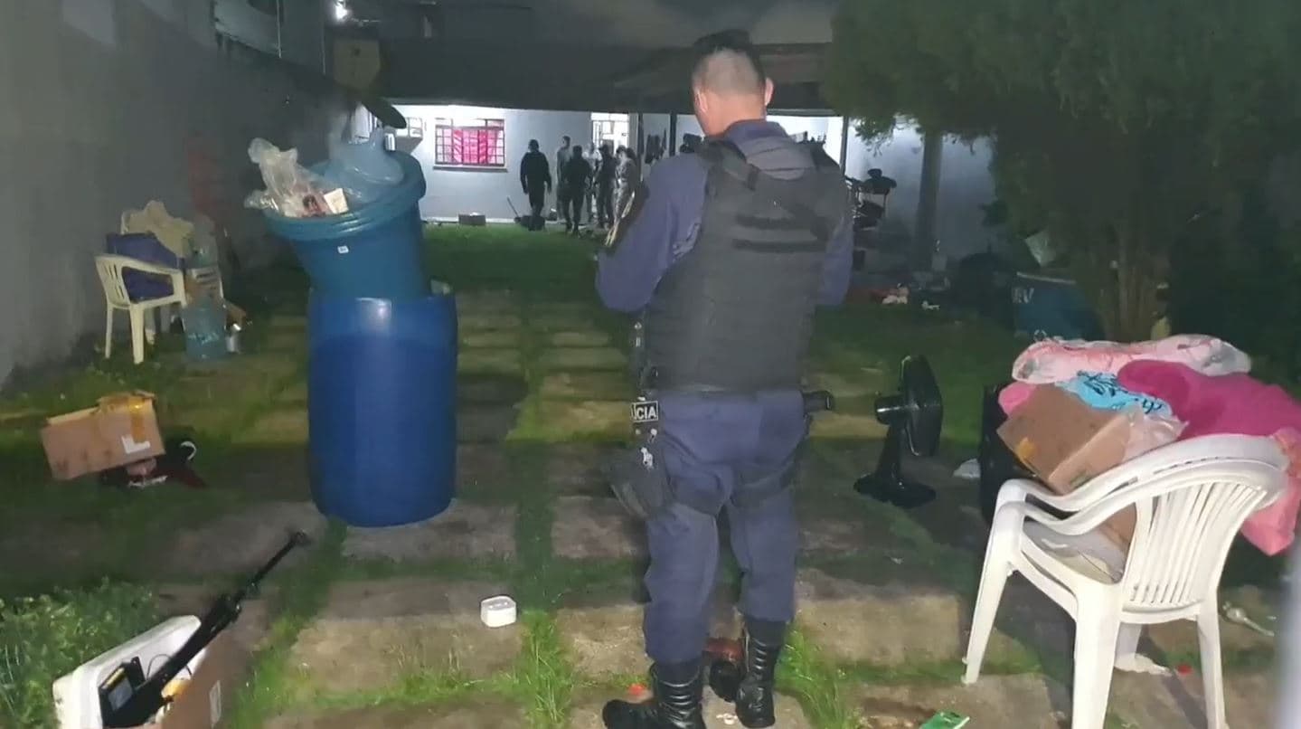 VÍDEO: Influenciadora de 17 anos suspeita de aplicar golpes tem casa saqueada em Manaus