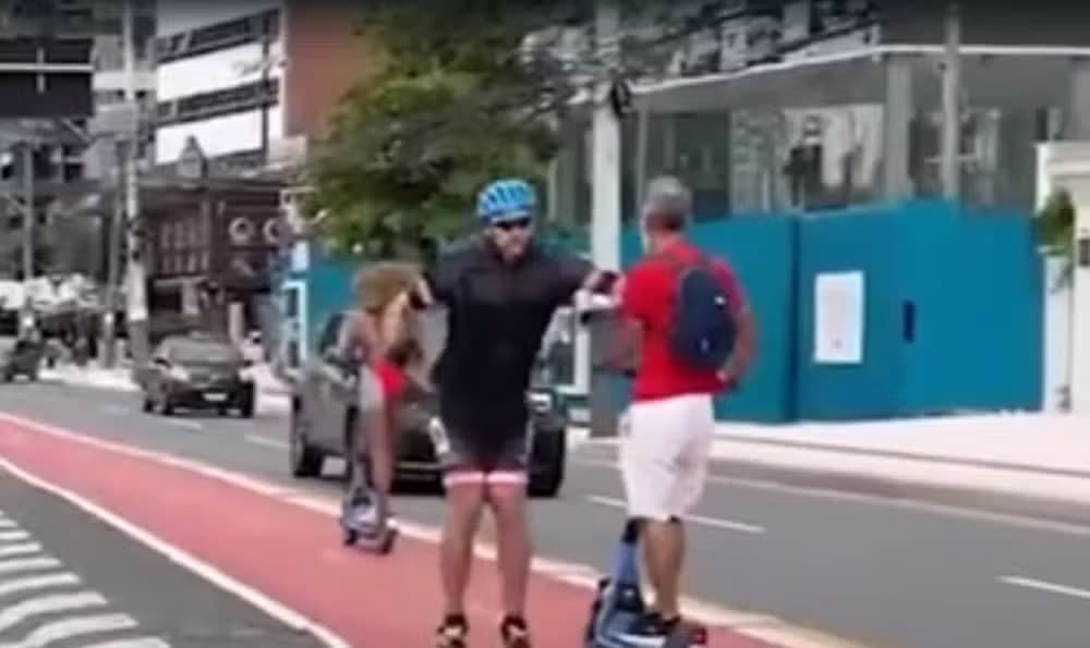 VÍDEO: Em SC, homem é agredido com cotovelada em ciclofaixa e tem costelas quebradas