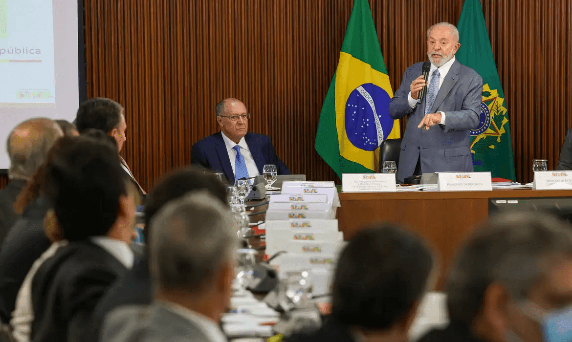 Em reunião, presidente Lula cobra ministros: “Ainda falta muito”