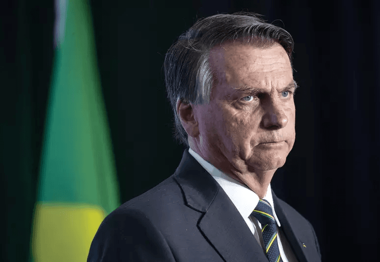 Bolsonaro é indiciado por fraude em cartão de vacinação de covid, diz Agência Brasil