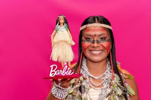 Influenciadora indígena ganha versão da Barbie