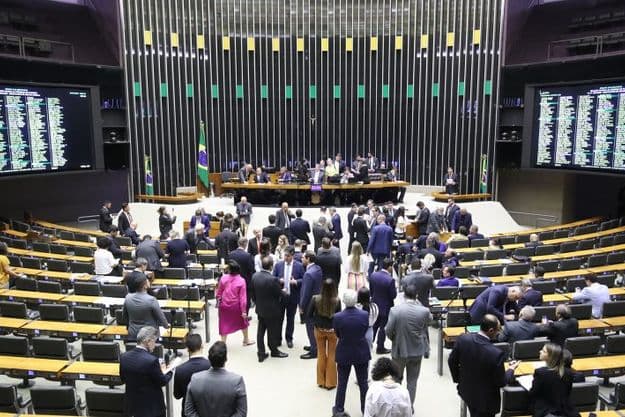 Câmara: PL e PT disputam comissões mais poderosas e bilionárias   