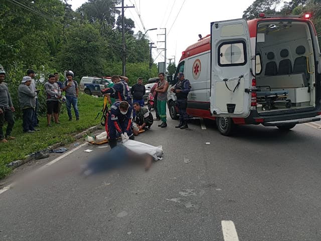 VÍDEO: Mulher morre a caminho do trabalho em acidente envolvendo carro e moto, em  Manaus