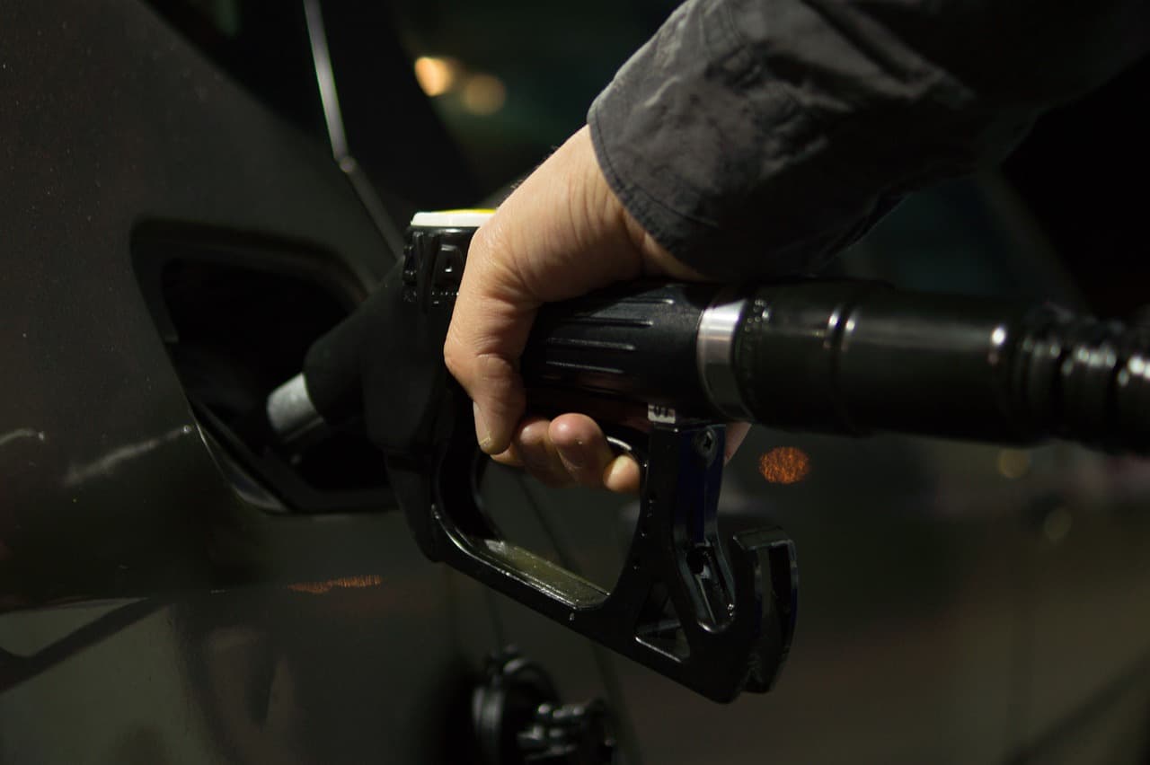 Estados Unidos: Mulher aplica golpe em posto e furta 28 mil litros de gasolina
