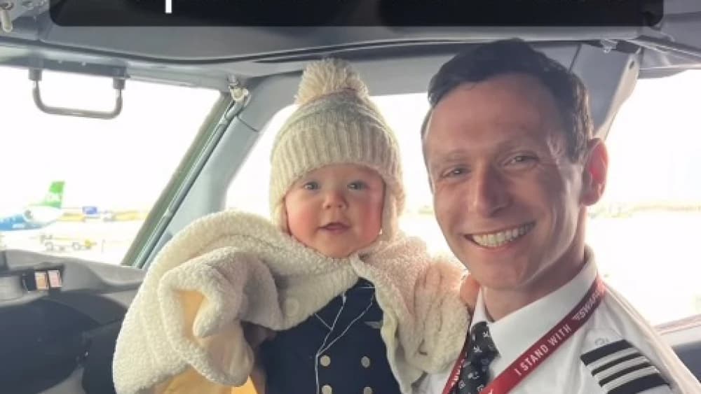 VÍDEO: Passageiros se derretem ao serem apresentados a filha de piloto no voo
