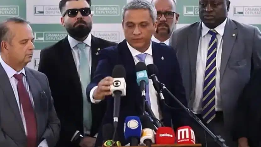 Deputado Delegado Caveira coloca microfone da Globo no chão e Gustavo Gayer afirma: “imprensa lixo”