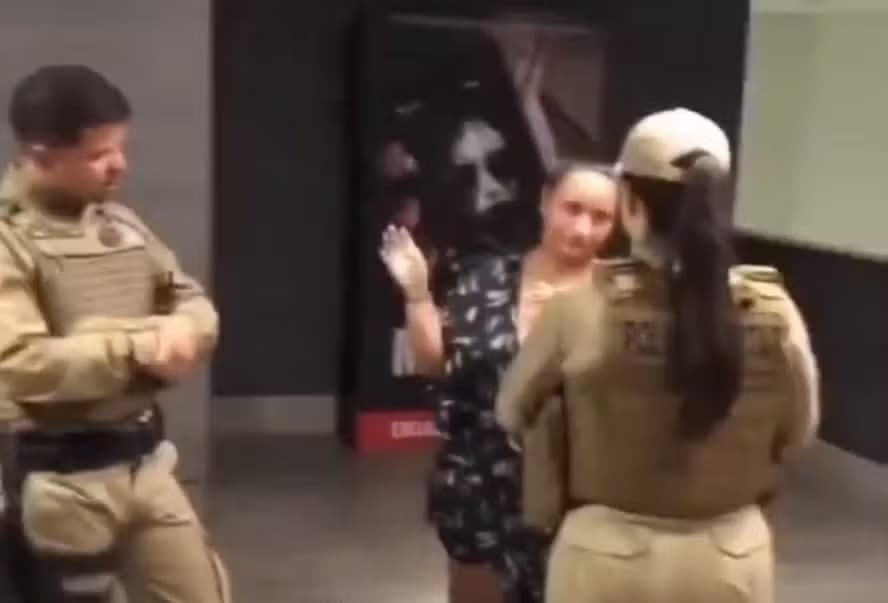 VÍDEO: Mulher é presa por racismo em sessão de &#8220;Bob Marley&#8221;; disse que havia &#8220;muito preto no cinema&#8221;