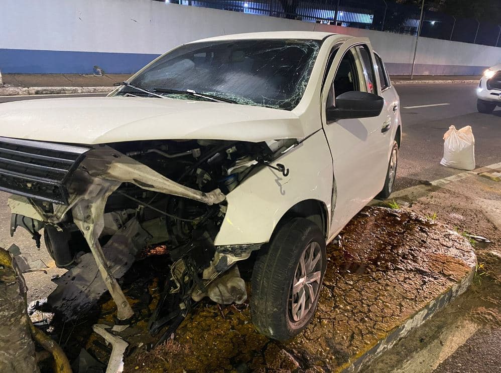 VÍDEO: Homem perde controle do carro, bate em mureta de viaduto e quebra as pernas, em Manaus