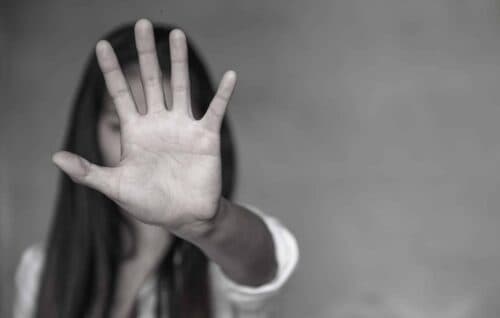 Homem invade casa e bate na ex-companheira por não aceitar fim de relacionamento, em Manaus
