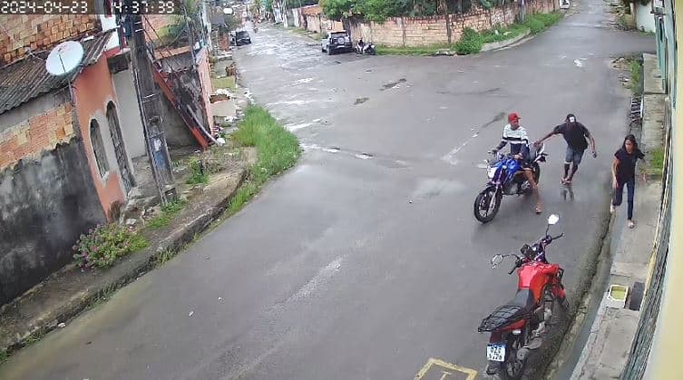VÍDEO: Estudante é encurralada e assaltada por dupla em moto no Grande Vitória, em Manaus