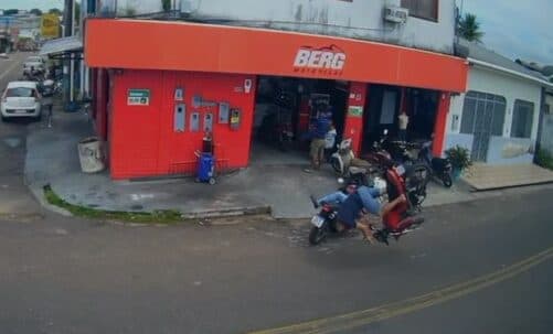 VÍDEO: Motos colidem e homem dá &#8216;cambaleada&#8217; no ar, em Manacapuru
