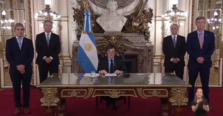 VÍDEO: Milei anuncia primeiro superávit trimestral em 16 anos na Argentina