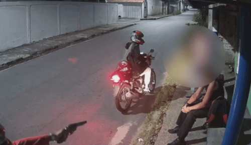 VÍDEO: Criminosos armados assaltam vítimas em parada de ônibus, em Manaus